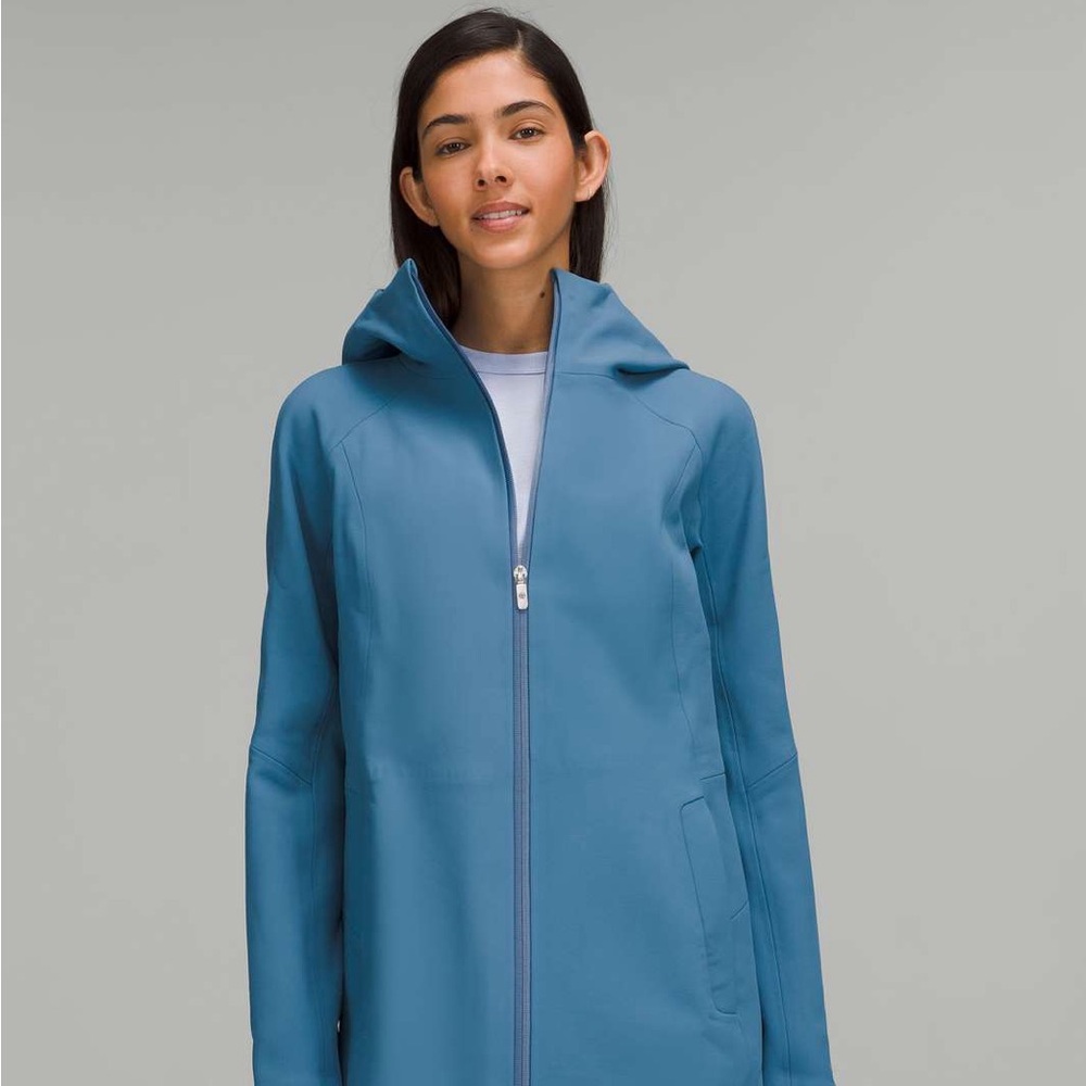 Like new Lululemon RepelShell jacket - super soft velour fabric lining - size 8